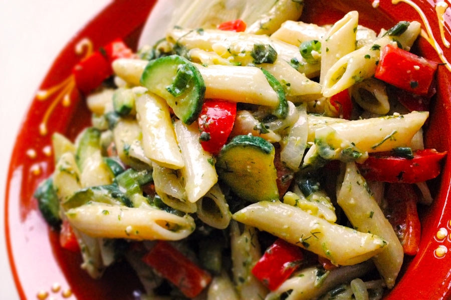 Nudelsalat mit Zucchini und Pesto - Salate | Veganlust