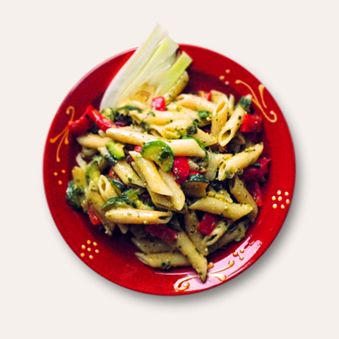 Nudelsalat mit Zucchini und Pesto