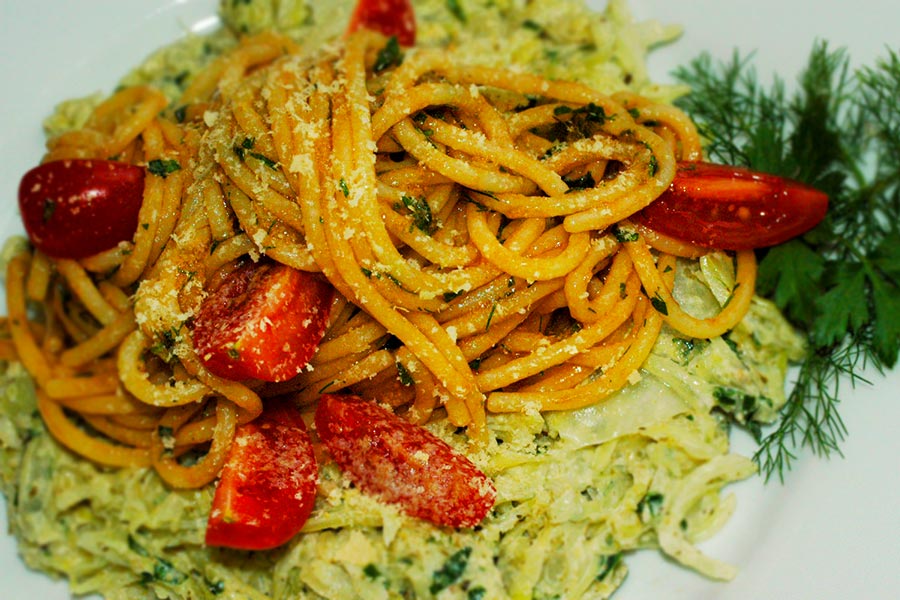Spaghetti auf Spitzkohlbett - Hauptgerichte, Pasta | Veganlust