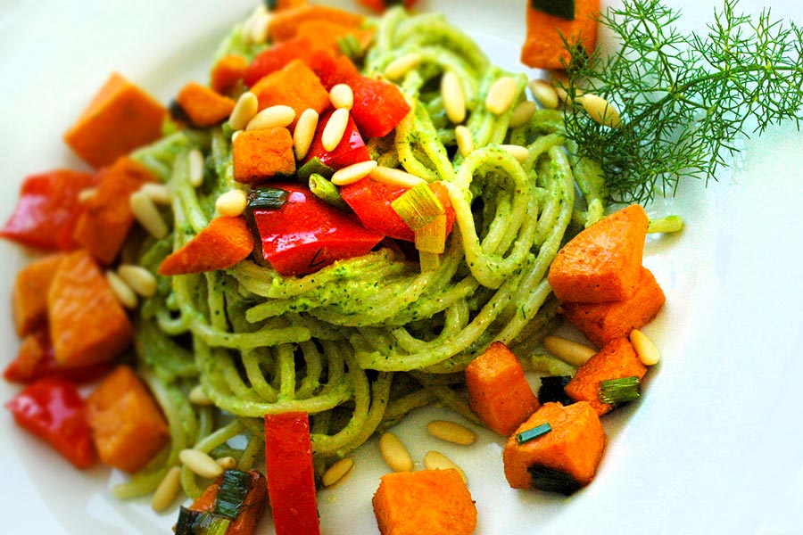 Spaghetti mit Broccoli-Pesto und Süßkartoffeltopping
