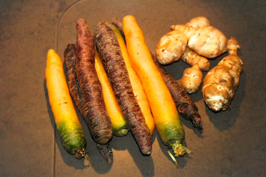 Bunte Karottenpfanne mit Topinambur
